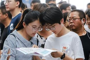 火气很大！吴兴涵和阿奇姆彭贴脸对峙，拉开1分钟后又吵起来